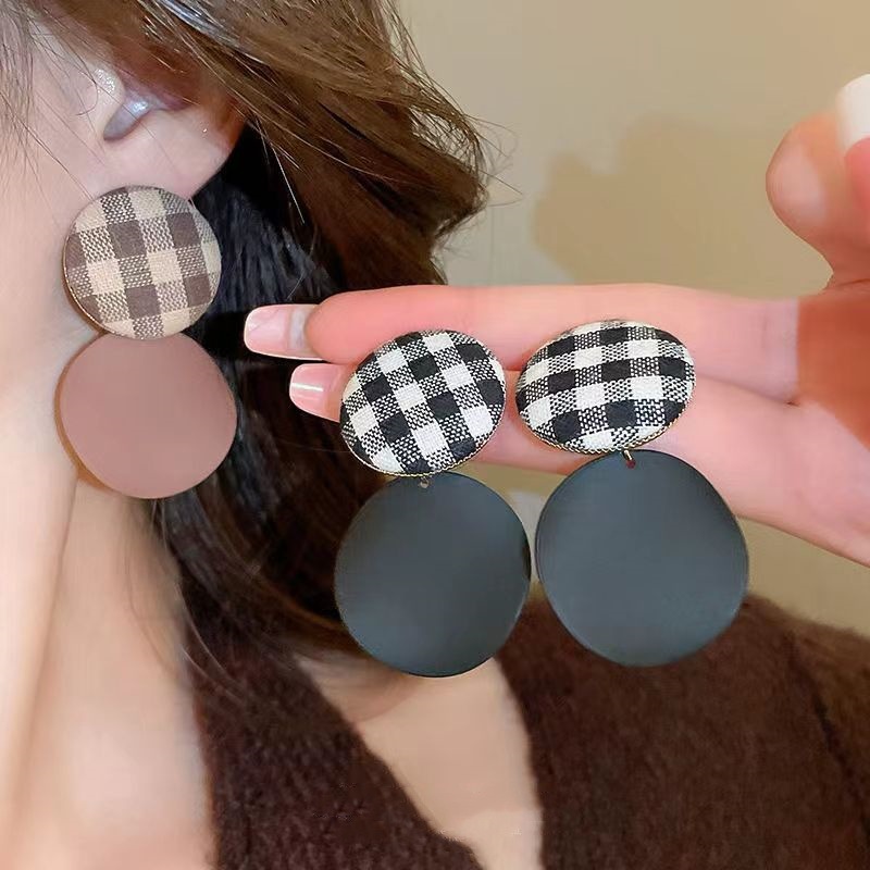 Cross-border jewelry: Korean version grid fabric geometric diamond-shaped stud earrings, elegant checked earrings for autumn and winter, wholesale for women full figure
