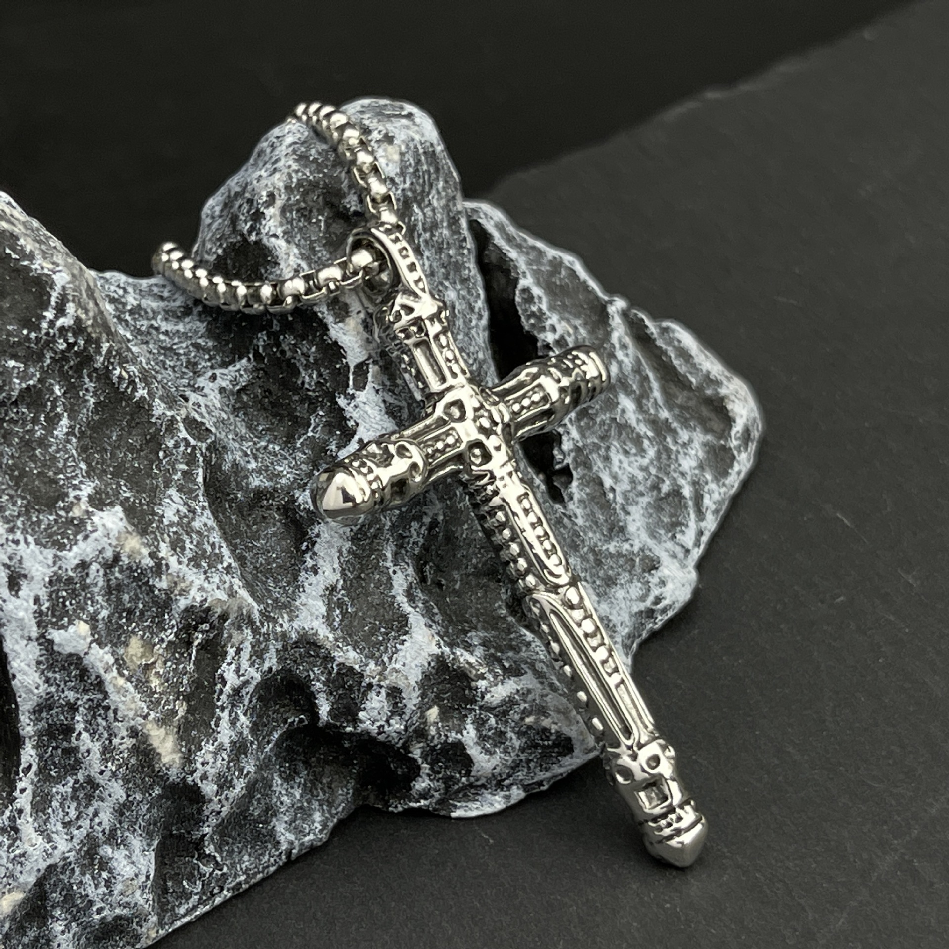 European and American hip-hop cross titanium steel necklace, niche Instagram retro design sense alloy pendant hoodie chain wholesale full figure