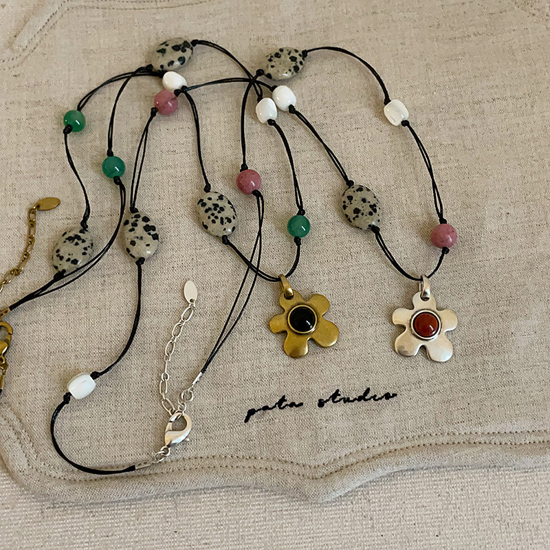 A retro and high-end natural stone spotted stone flower necklace, a unique and exquisite women's necklace and collarbone chain Application Scenario