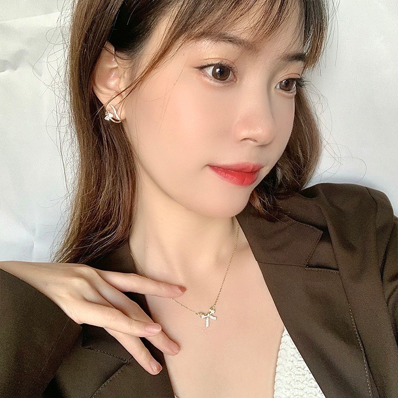 Sweet bow titanium steel necklace, women's light luxury, niche design sense, high-end collarbone chain, versatile neck chain accessory for Internet celebrities Application Scenario