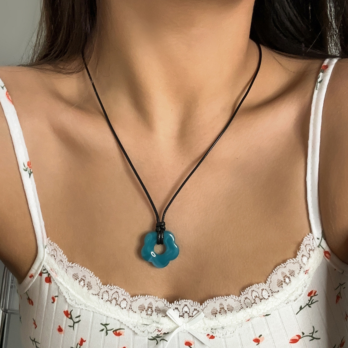European and American cross-border jewelry, sweet and cool style, niche design sense, flower necklace, wax thread adjustable, simple floral necklace Application Scenario