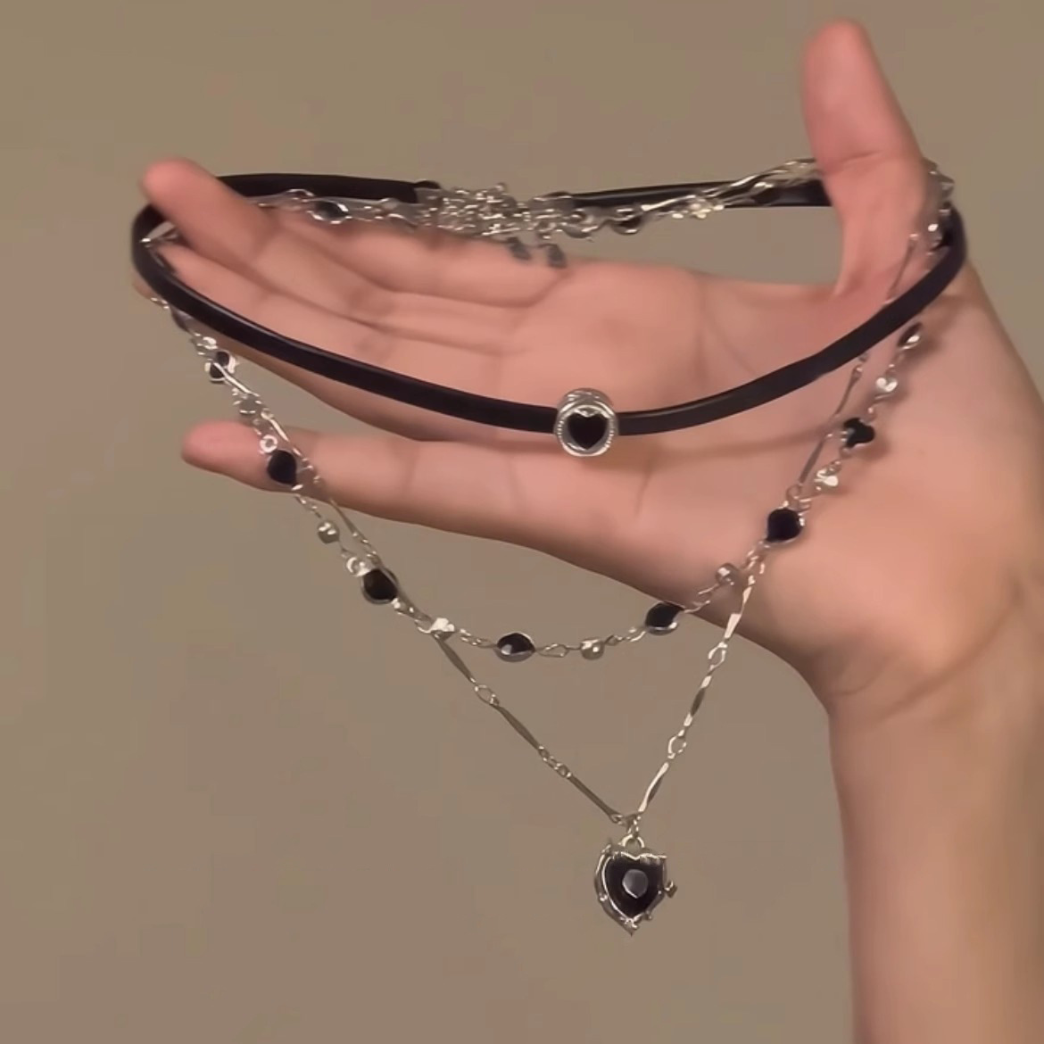 "Black Rope Sweet and Cool Heart" Multi-layer layered necklace for girls, sweet and cool Black leather rope chain collarbone chain choker necklace full figure
