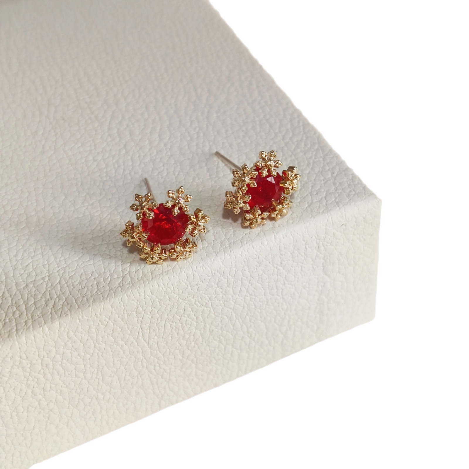 Japanese and Korean versatile, exquisite snowflake ruby stud earrings for women, a niche, fashionable, light luxury, high-end, sweet, cute and elegant ear accessory Item Picture