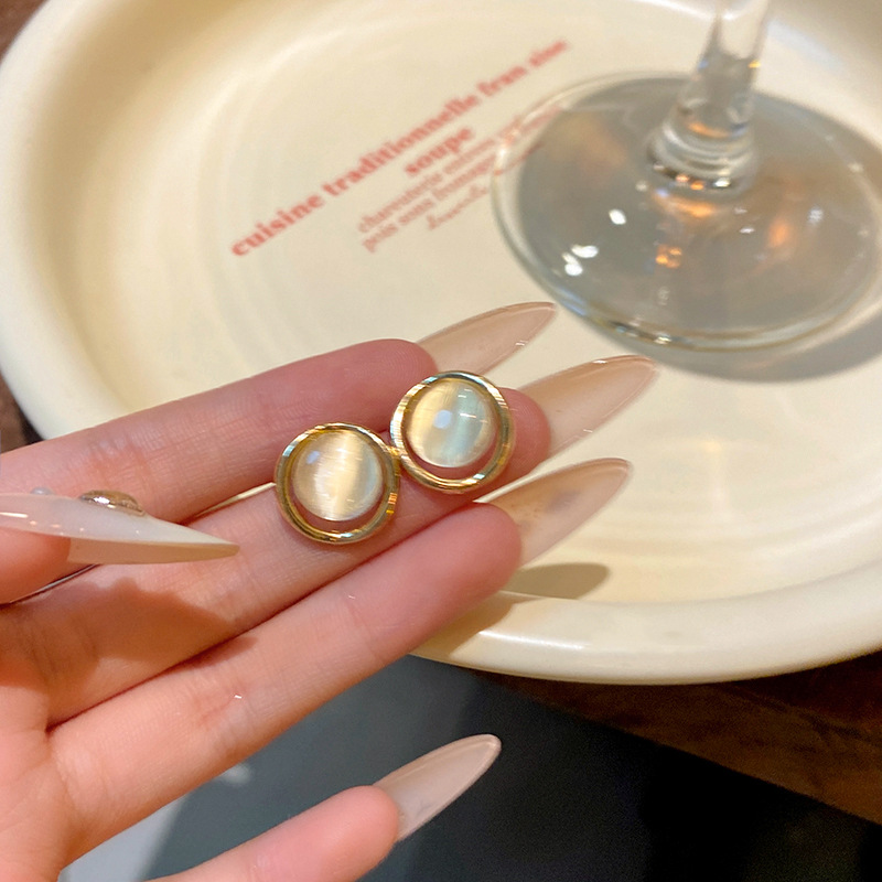 925 Silver Needle Circular cat's Eye Stone Ear studs for Women 2024 New trendy and Niche Design Sense Autumn fashionable and simple earrings Specification drawing