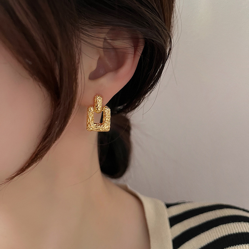 Personalized, versatile and fashionable stud earrings with a European and American style, metallic texture, pleated geometric earrings, new design for women in 2025, with a sense of style full figure
