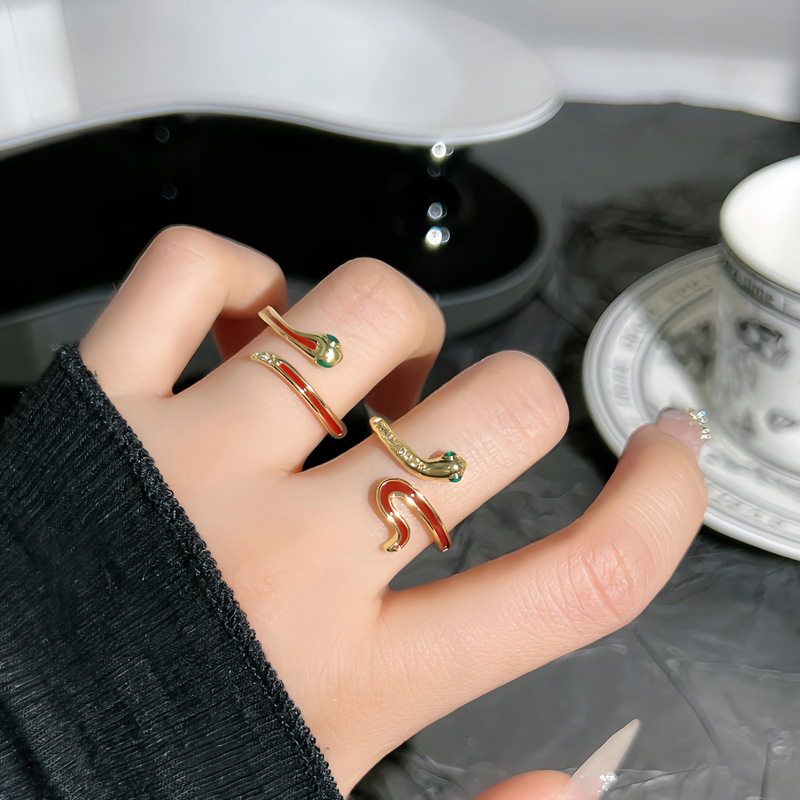 A simple red glazed snake-shaped, versatile and unique best friend ring. A fashionable and niche design for women, with a sweet, cool and high-end feel full figure