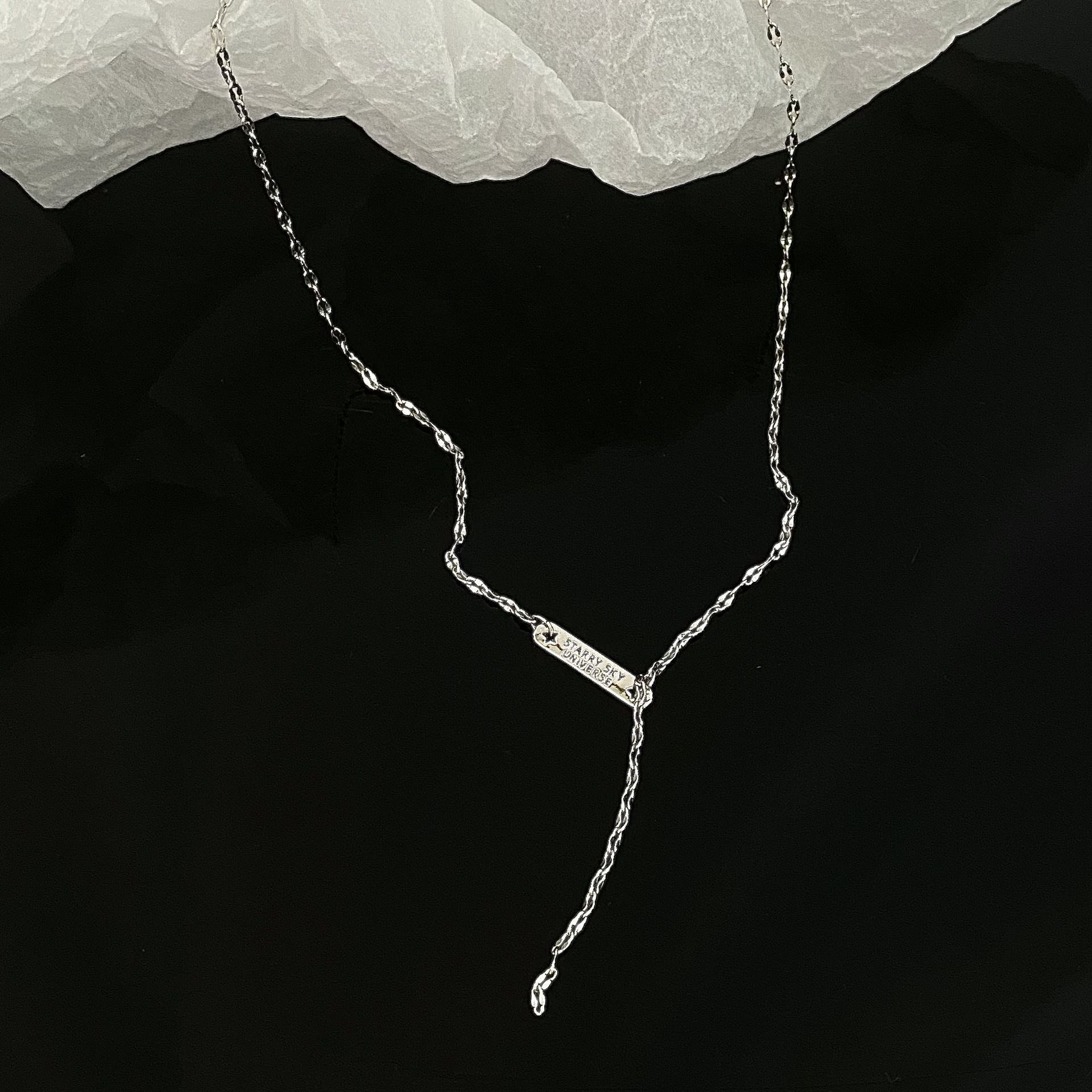 Design sense letter long bar necklace for women, 2023 new style simple, light luxury, niche collarbone chain, versatile neckchain accessory Application Scenario