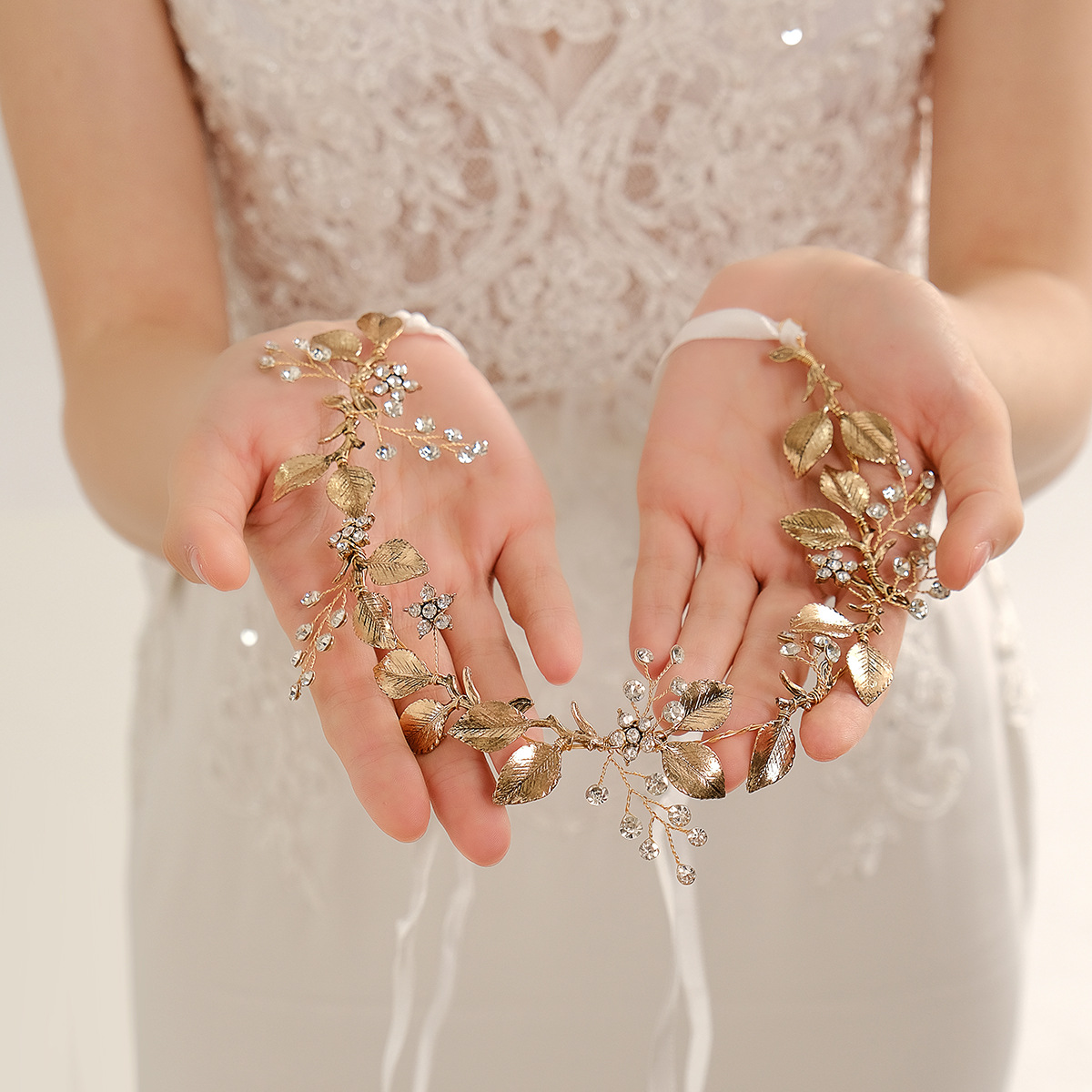 Wedding dress, formal wear, hair accessories, bride's headwear, forest-themed, elegant, simple, aged, retro alloy, handcrafted flower headband and hair band details Picture