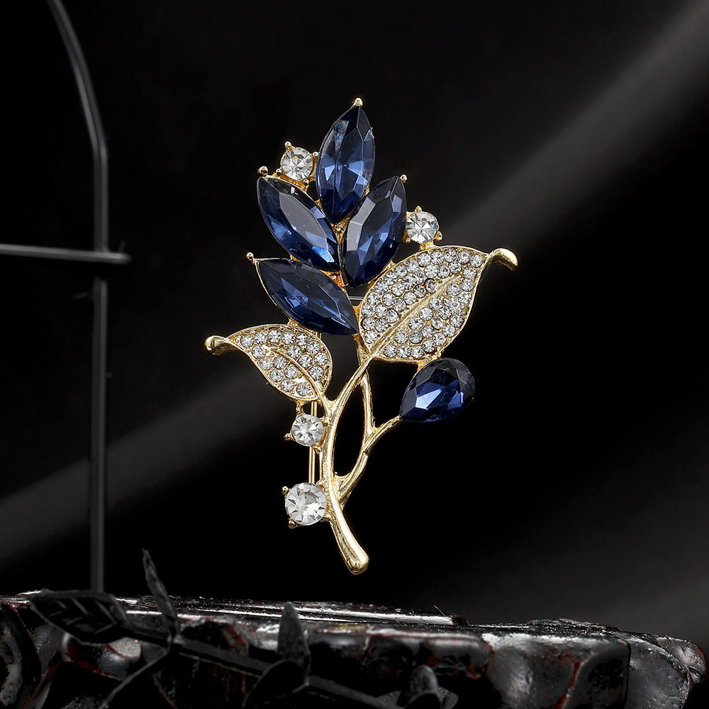 Cross-border European and American blue crystal leaf diamond-encrusted elegant brooch, light luxury and niche design sense, suit cheongsam, brooch for women full figure