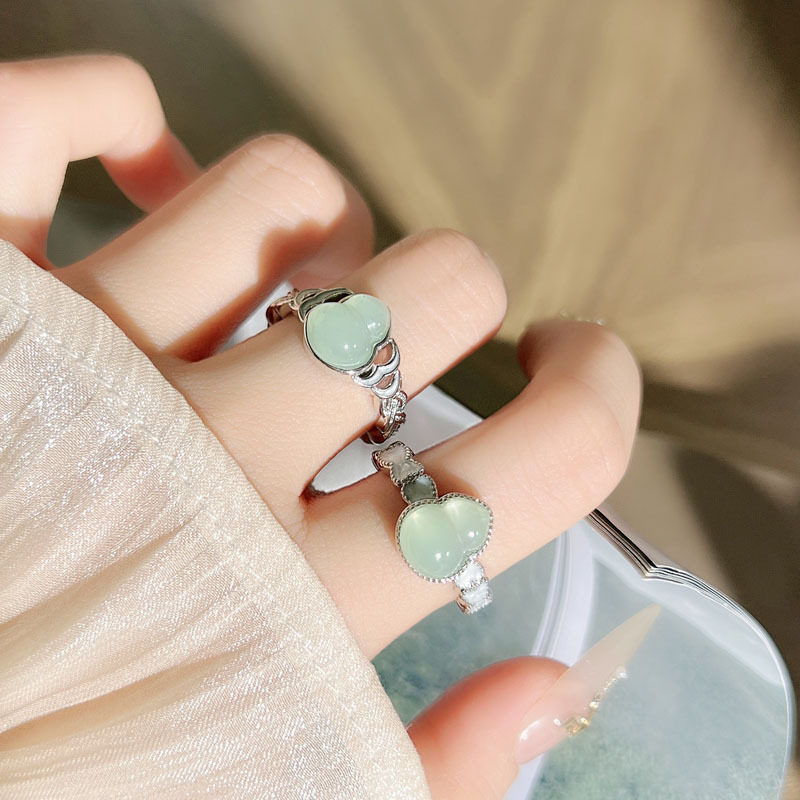 A new, stylish, versatile and high-end ring with a touch of antique style and a light luxury, featuring a chalcedony gourd full figure