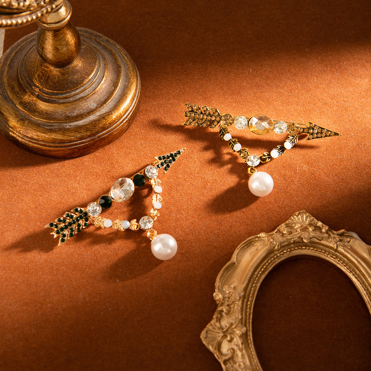 British retro-style pearl chain brooch, a unique one-shot piercing design for women's light luxury clothing with brooch pins full figure