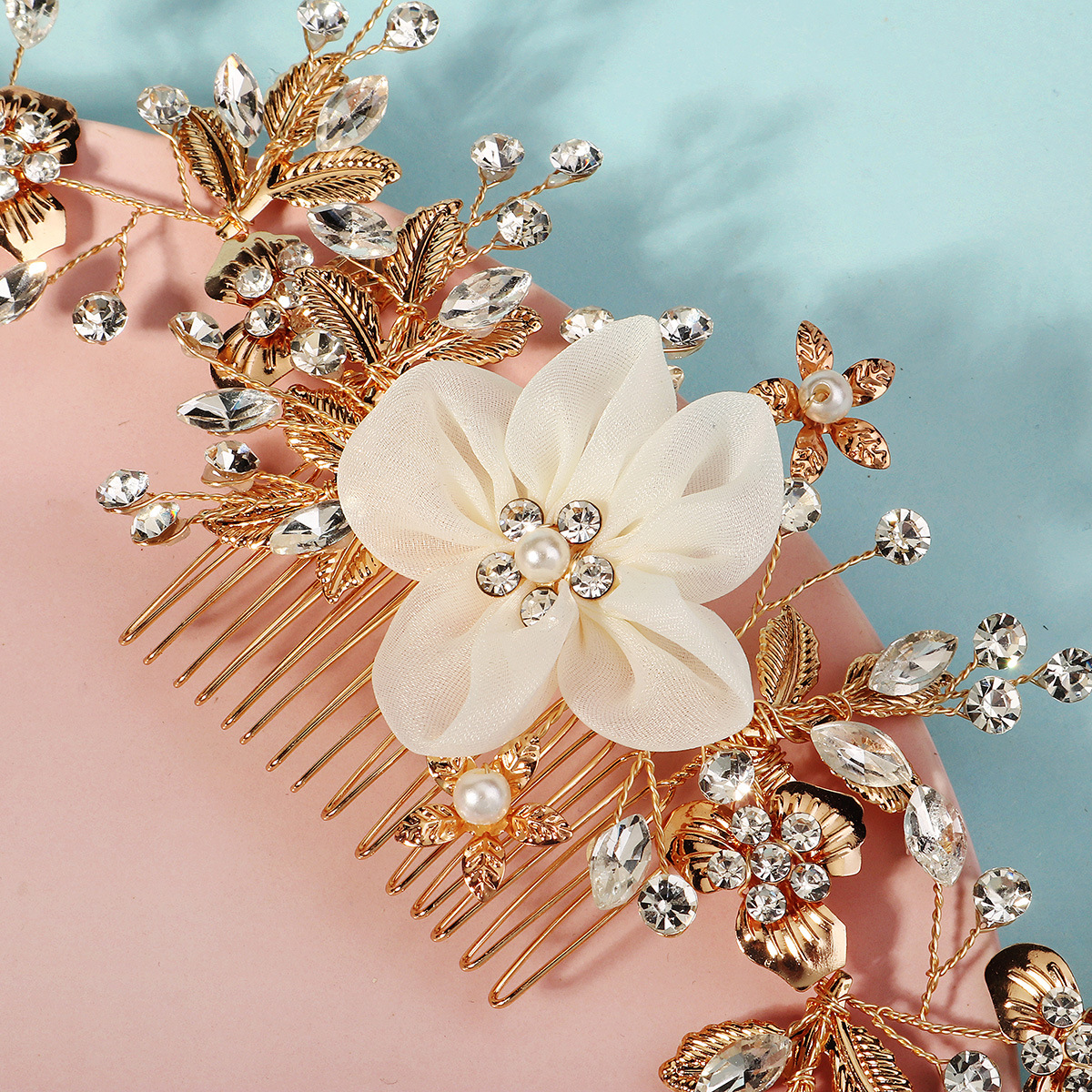 European and American bride accessories, hand-combed hair accessories, wedding banquet ancient-style updo accessories, leaf and flower golden hair combs Application Scenario
