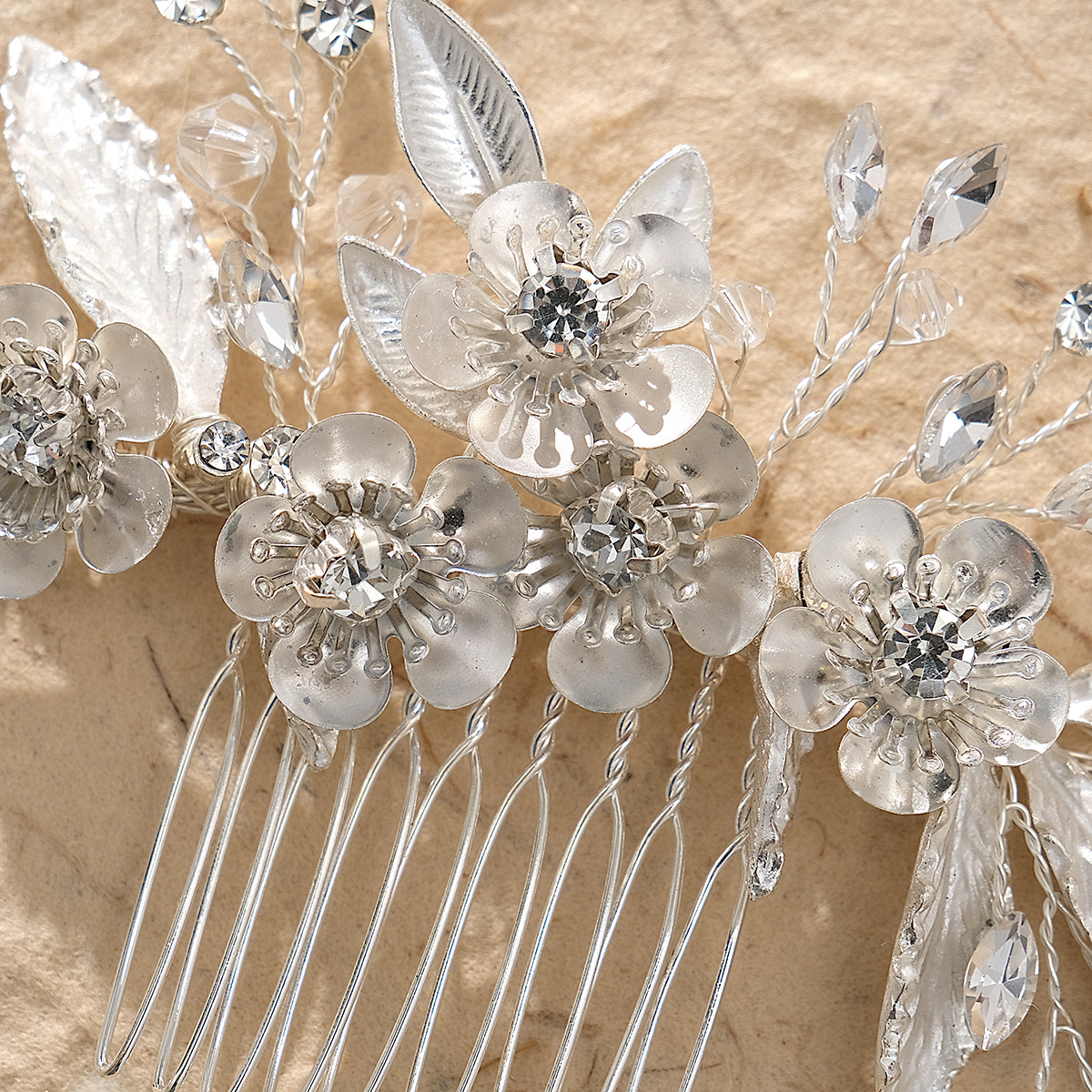 Bridal wedding dress accessories, elegant crystal flower hair comb, alloy leaf diamond-encrusted hair comb, banquet party dress headwear Application Scenario