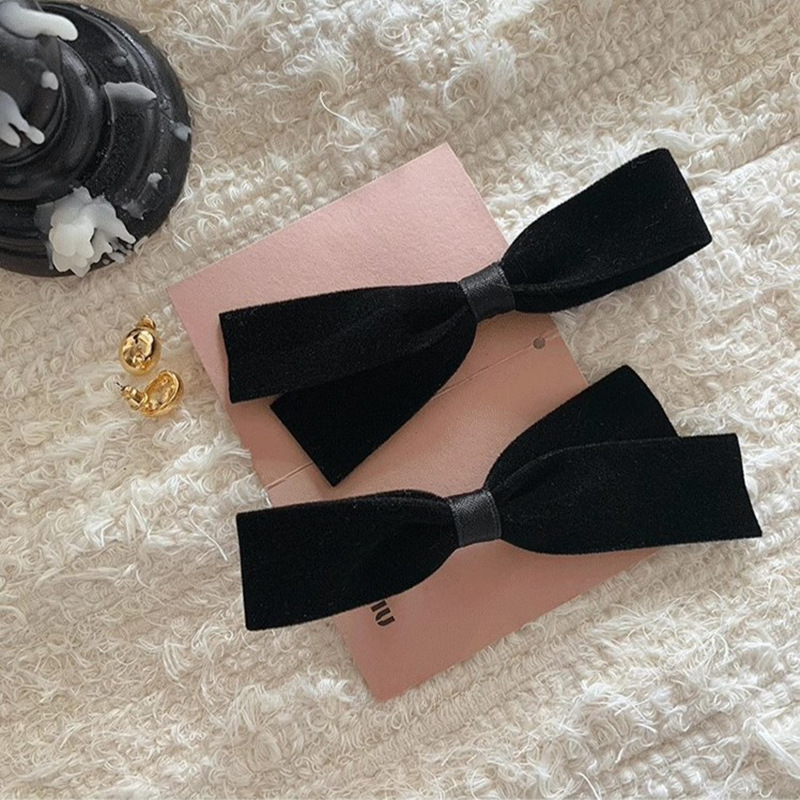 Simple black velvet bow hair clip, new spring and summer semi-tied side hair accessory for children, spring and summer duckbill clip full figure
