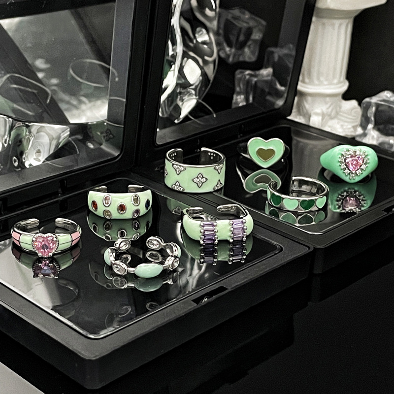 This French niche design exudes a sense of sophistication and freshness. The green enamel individual open ring is fashionable, unique and versatile. It's a perfect ring for women full figure
