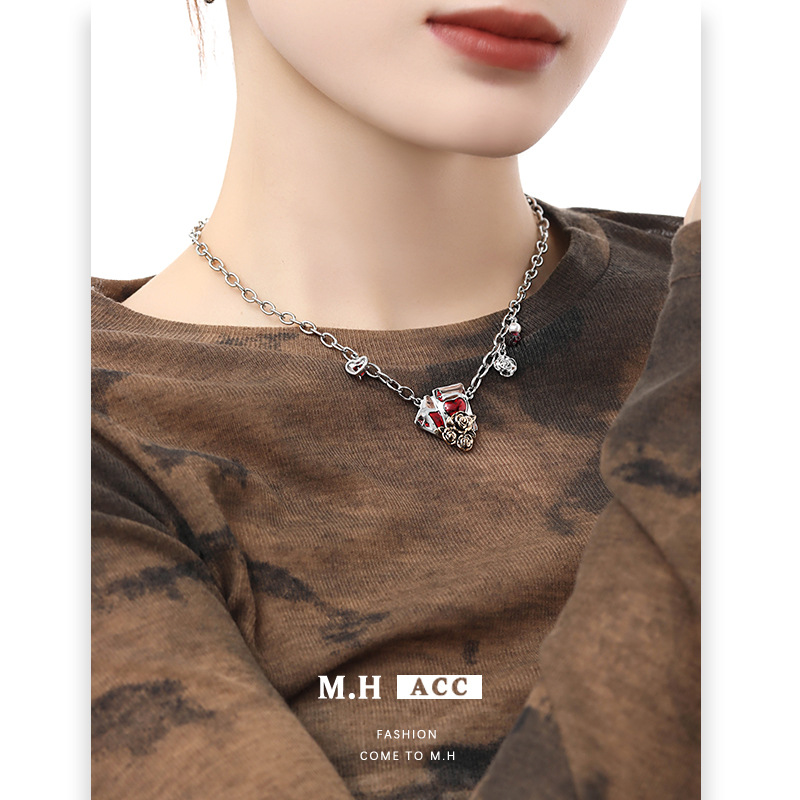 Original rose card necklace with a niche design sense, Gothic collarbone chain, light luxury, sweet and cool style, trendy pendant full figure