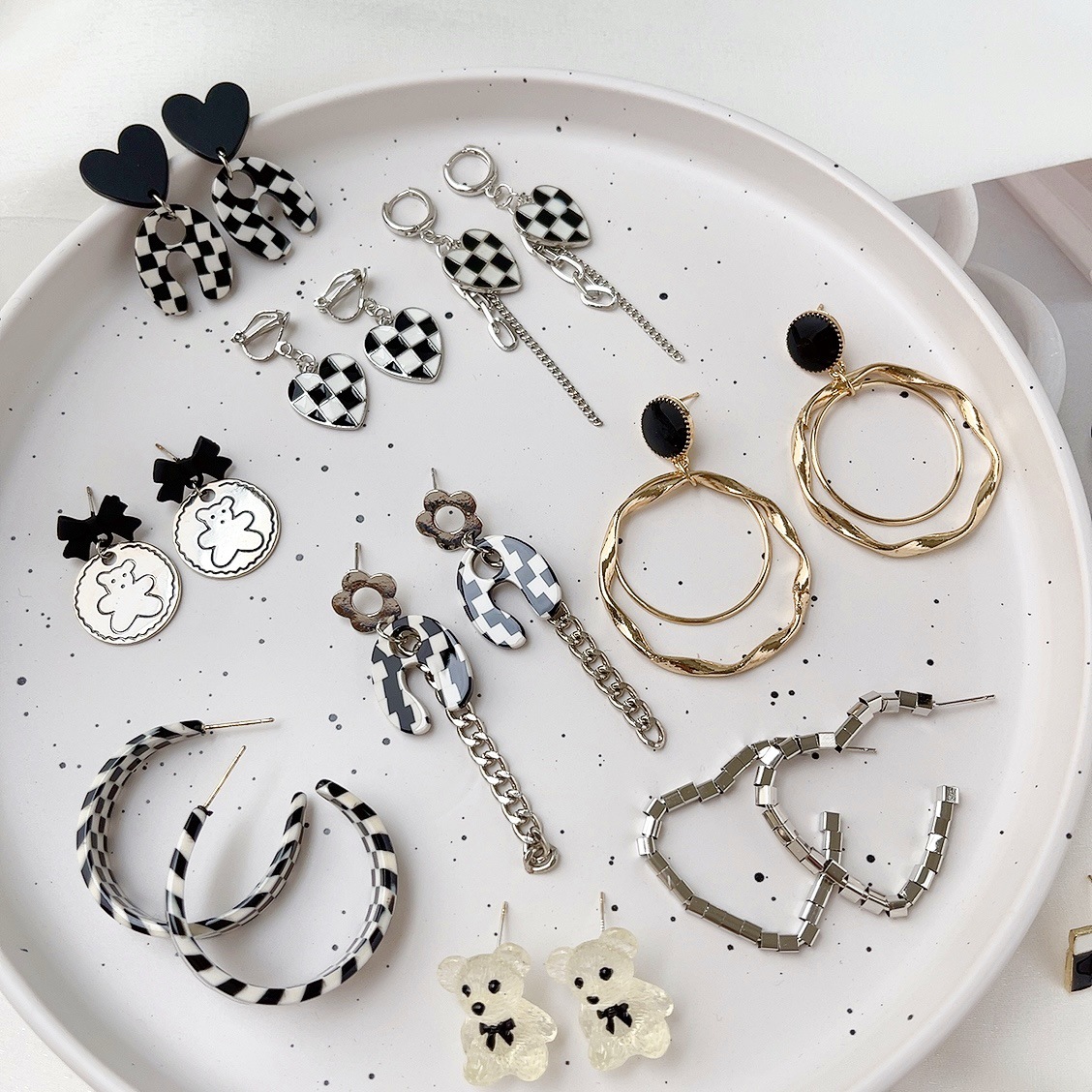 Sweet and cool ins asymmetrical heart-shaped stud earrings for women's fashion, versatile and simple design. Spice Girl group stud earrings, earrings and earrings details Picture