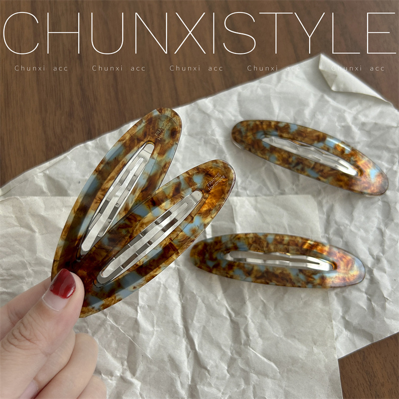 Hollowed-out oval BB clips, stylish blogger hair clips, acetate bangs clips, gold label side hair clips, hair clips, new headwear Application Scenario