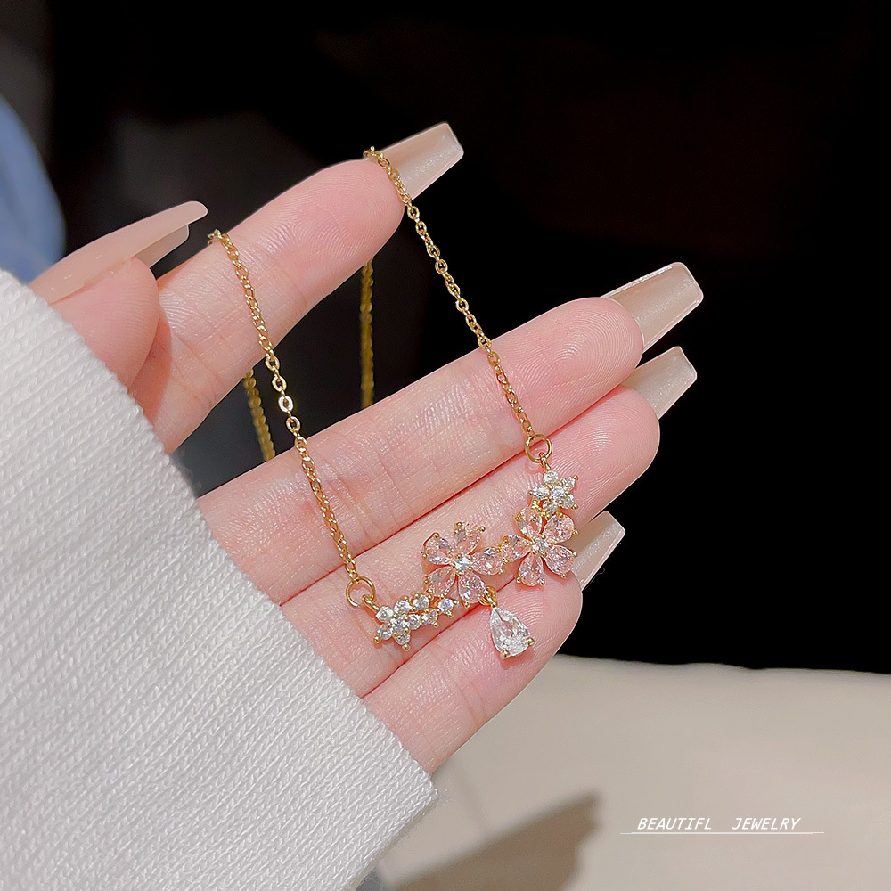 New gentle and fresh pink flower necklace that doesn't fade, light luxury collarbone chain, a versatile accessory for women's charm wholesale full figure