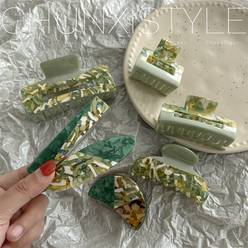 Korean-style fresh and light green color grab clip, versatile style, acetate toothed hair grab at the back of the head, updo shark clip headwear Application Scenario