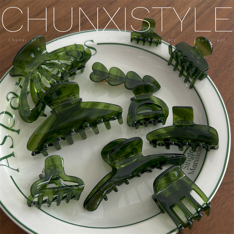 A high-end French acetate dark green shark clip with a simple and elegant style. The back of the head is a Korean hair accessory full figure