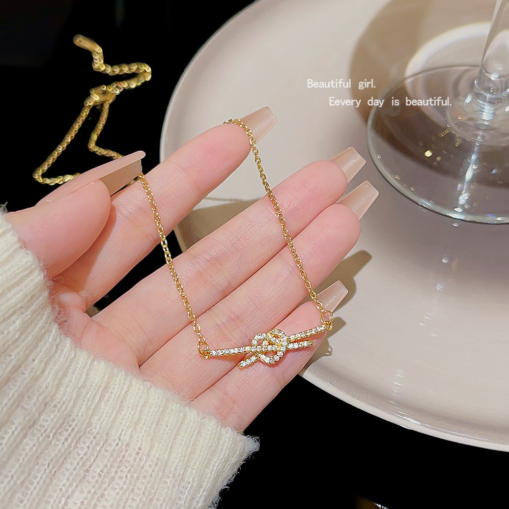 A new minimalist and versatile heart-shaped necklace for women, featuring a light luxury and niche design. It's a collarbone chain full figure