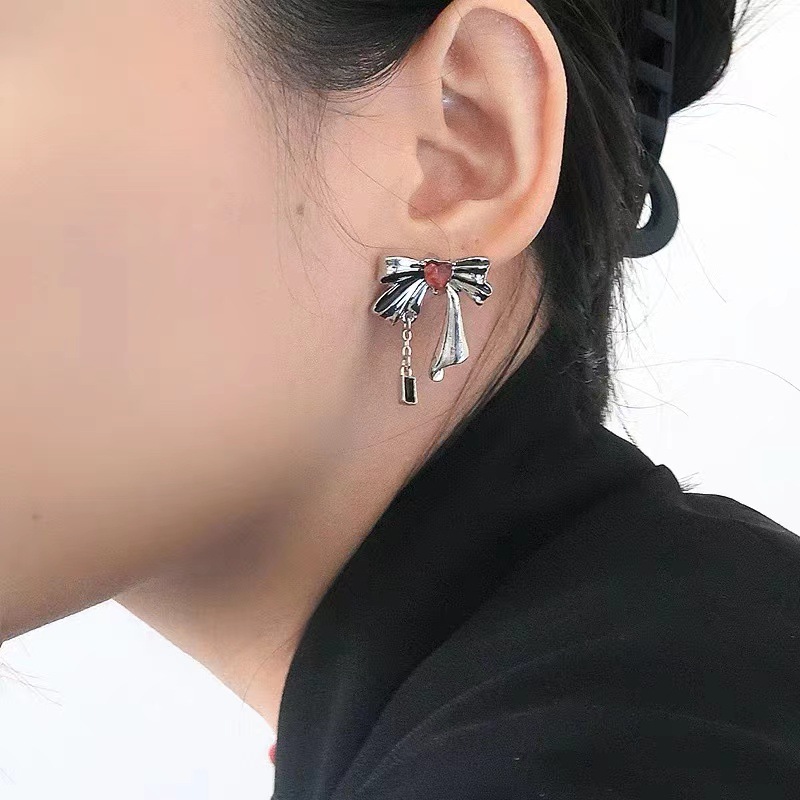 S925 Silver Needle Bow heart-shaped Stud Earrings for Women, with a unique, niche and high-end design sense. Red heart-shaped stud earrings for women full figure