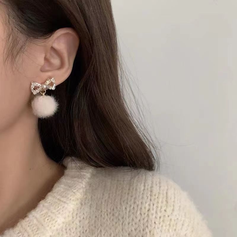 Fluffy zircon bow pom-pom earrings for women, a unique and warm Korean style pom-pom design Specification drawing