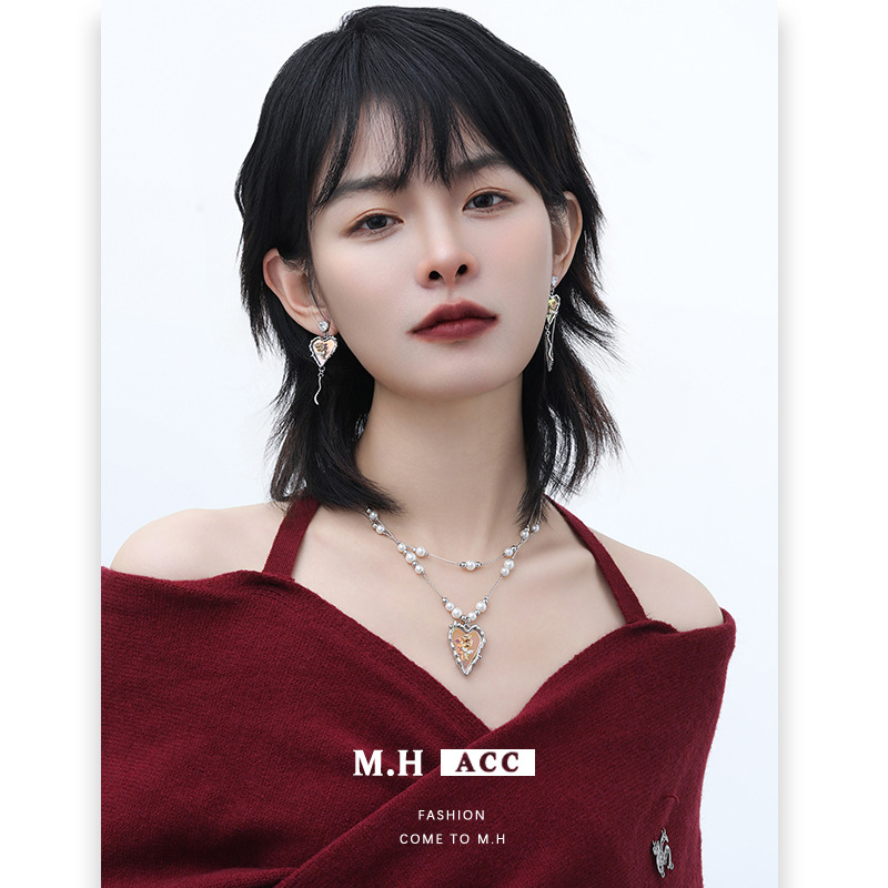 A niche design with a laser gradient heart necklace, a high-end collarbone chain, and an original, unique, sweet and cool style pendant details Picture