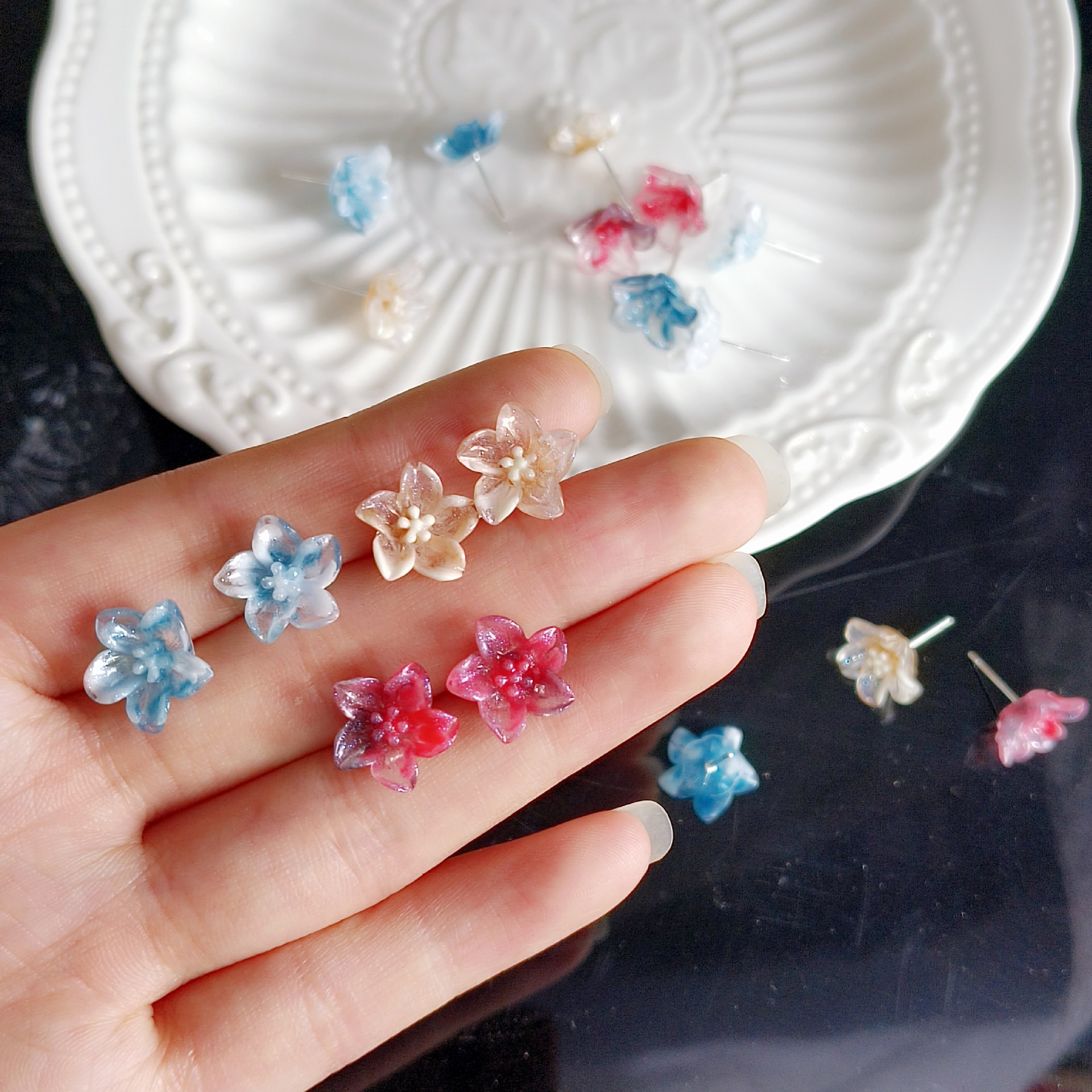 Let's go and see the sea of flowers together! A new style of elegant and simple floral stud earrings for girls in 2025, a trendy and sweet girl's ear accessory Specification drawing