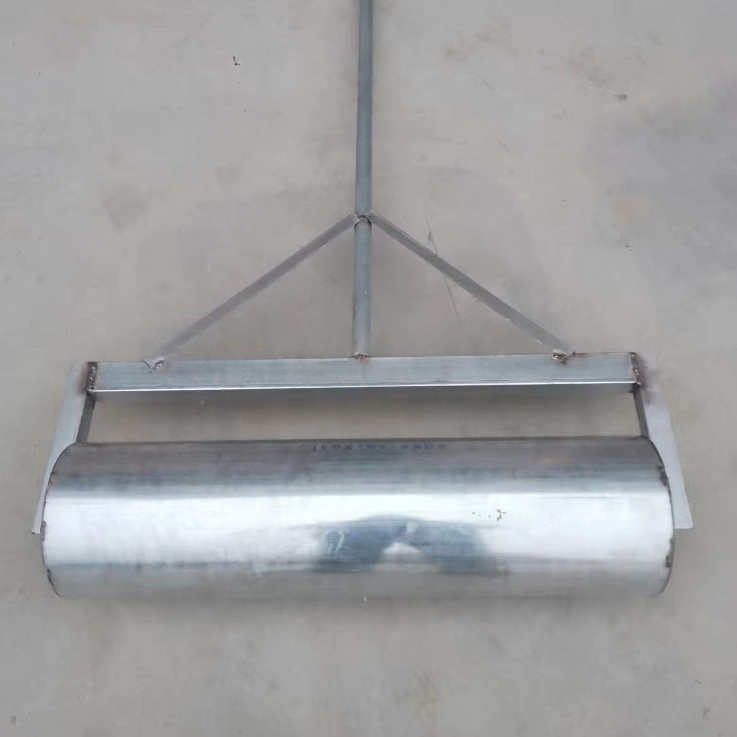Hand-guided vegetable and wheat ground roller, new type of ground rolling machine for rolling wheat fields, greenhouses, paddy fields and others Item Picture