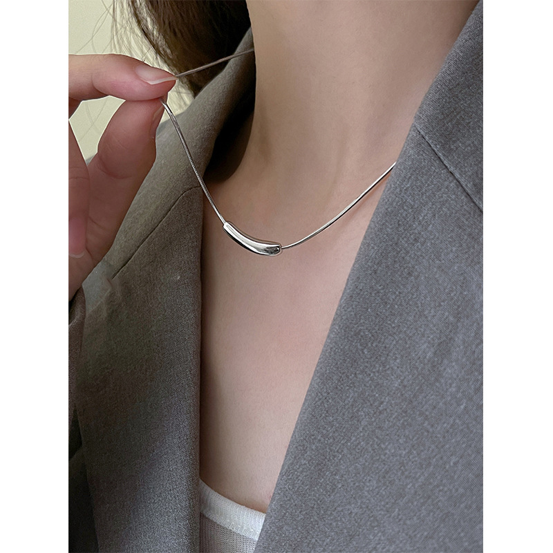 This is a niche design necklace with an inS-style collarbone chain for women, featuring a simple and irregular style. It is a versatile accessory that can be matched with various styles Specification drawing