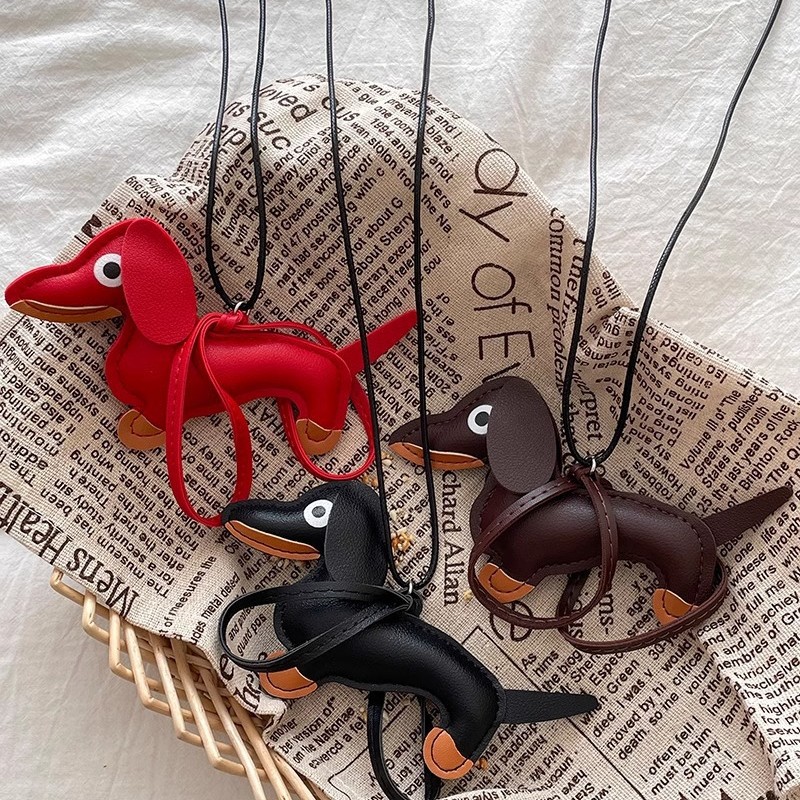 Cartoon leather Dachshund black rope necklace for girls, cute, simple, individual, fashionable and trendy, versatile neck chain sweater chain trend Application Scenario