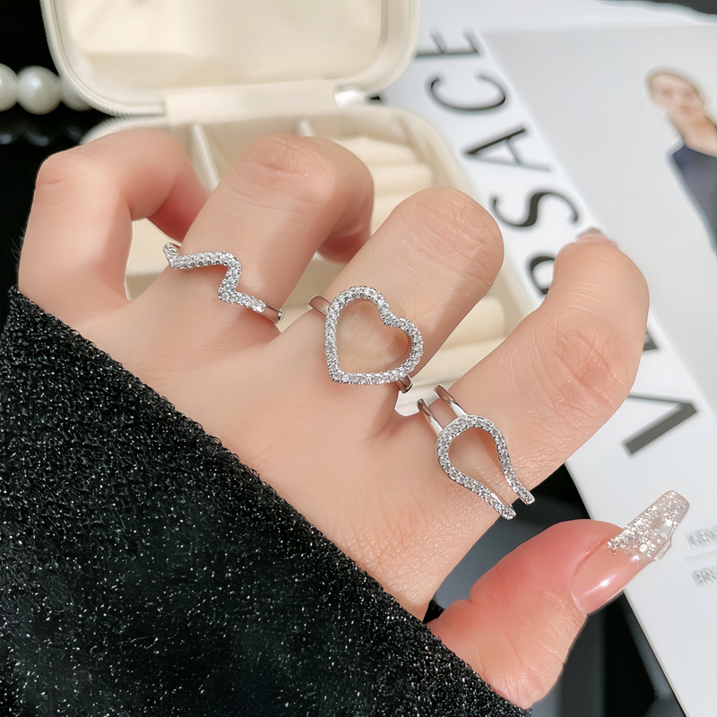 Minimalist style, exquisite and light luxury, hollowed-out heart-shaped opening ring, a fashionable and niche geometric high-end couple's ring full figure