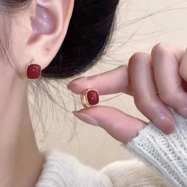 French retro high-end pearl ear loops and ear rings, feminine charm, versatile, fashionable, light luxury, simple and niche design earrings details Picture