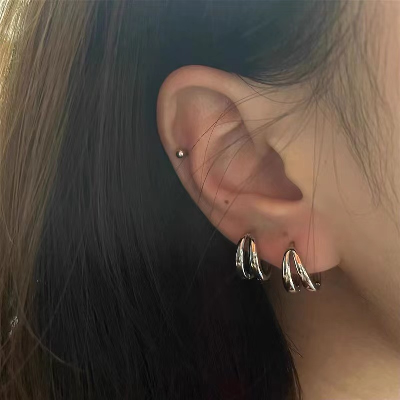 In 2025, the simple and versatile double-layer plain ear loops are in an ins trend, with a cool and unique style. They are high-end and elegant earrings full figure
