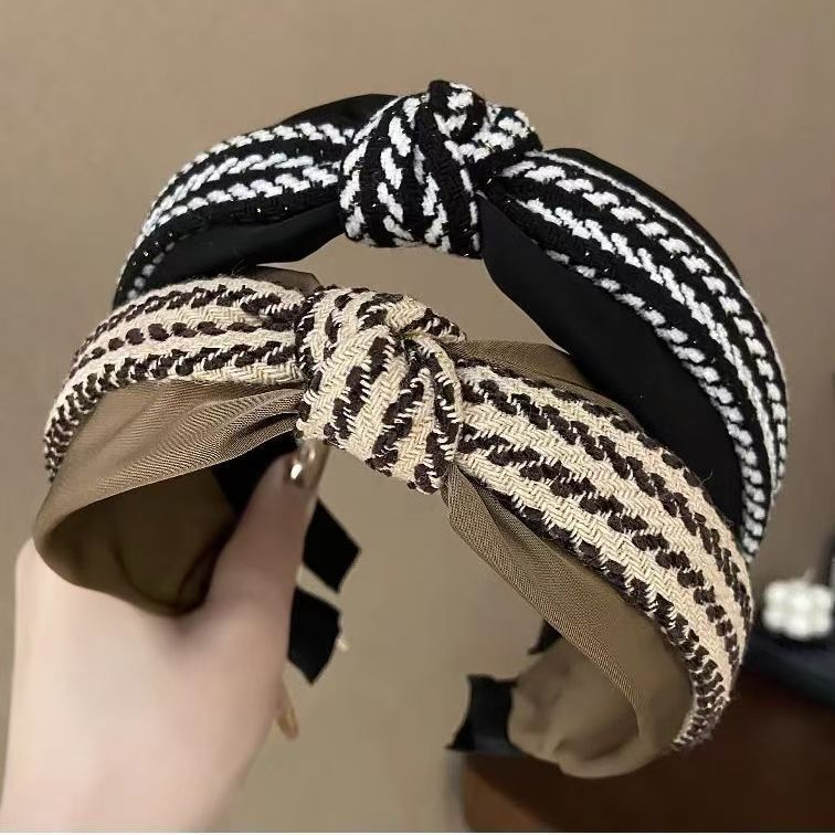 The new autumn and winter collection features a small chanel-style knotted hairband for women with wide edges, a retro double-layer hairpin, and a high-end, elegant fabric headband details Picture