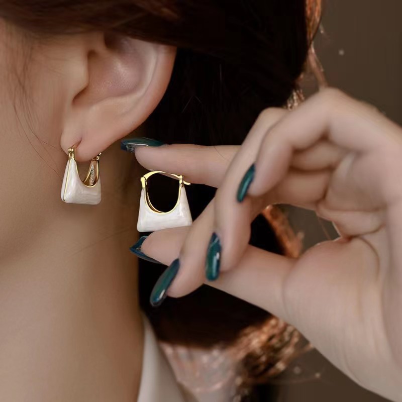 Milky and creamy ~ White oil-dripping bag ear buckles 2025 new style, trendy, small and exquisite design, ear studs and earrings full figure
