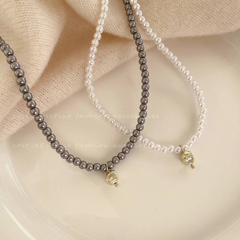 Simple and elegant, versatile pearl necklace, mini gold pearl pendant, collarbone chain feel, nearly round pearl short necklace Application Scenario