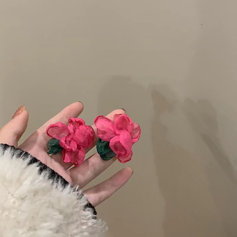 Let's go on vacation! The atmosphere chiffon contrasting color flower stud earrings are a new Korean-style style earring for women, a niche Instagram ear Specification drawing