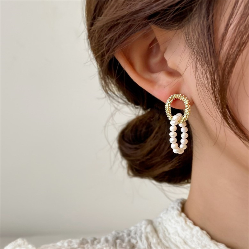 Light luxury high-end Chanel style double-ring pearl stud earrings, French retro style, fashionable and versatile, niche design sense earrings Application Scenario