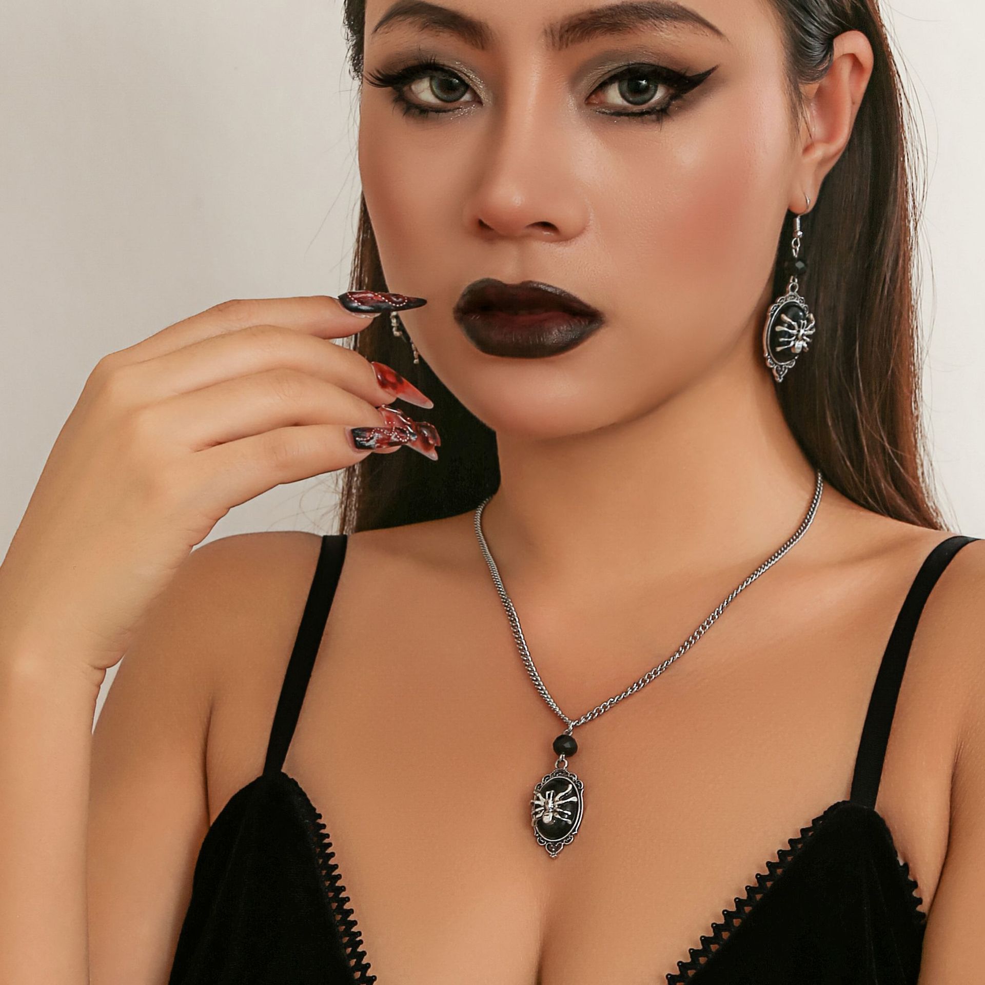 European and American cross-border jewelry, Gothic style retro spider pendant necklace, Halloween animal black gemstone dark necklace Specification drawing