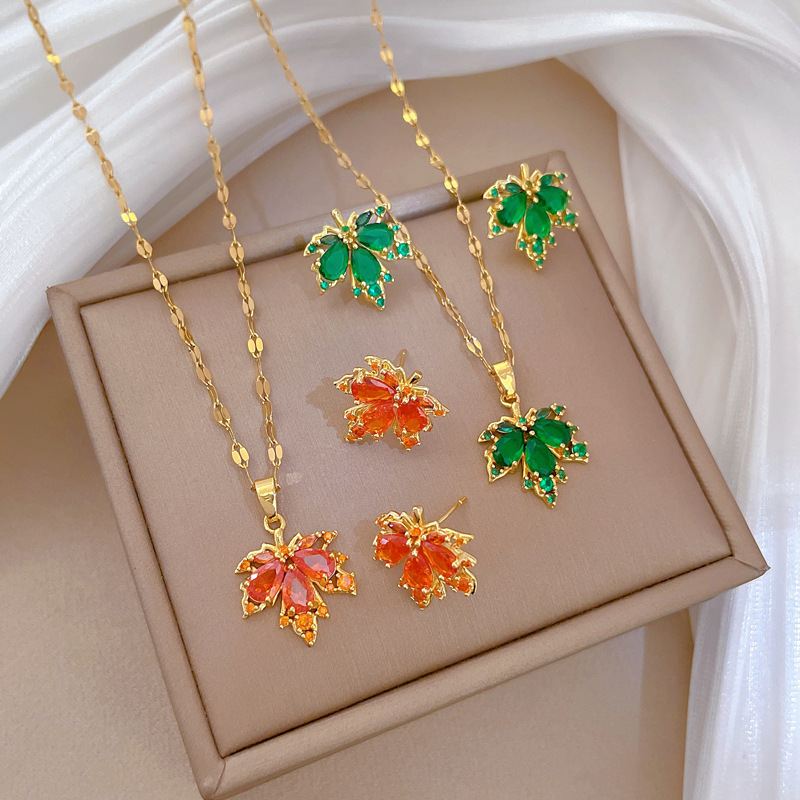 【 Titanium Steel 】 Maple Leaf Light Luxury Cross-border Banquet and Wedding Necklace, Versatile collarbone Chain for female Internet celebrities, Titanium steel chain full figure