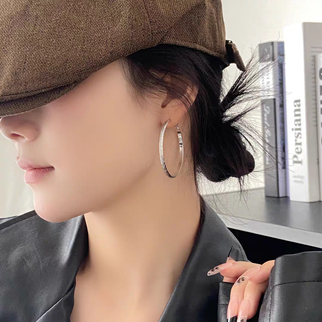 The 925 design style Hong Kong-style retro earring earrings exude a feminine charm. The hoop earrings are unique, fashionable and versatile, and are simple and trendy earrings Application Scenario
