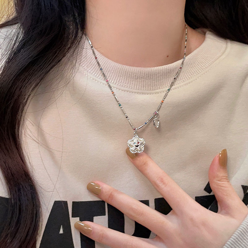 A cute and colorful flower smiling face necklace, a sweet and elegant female summer Internet celebrity, a star pendant, a collarbone chain, a trendy neck accessory details Picture