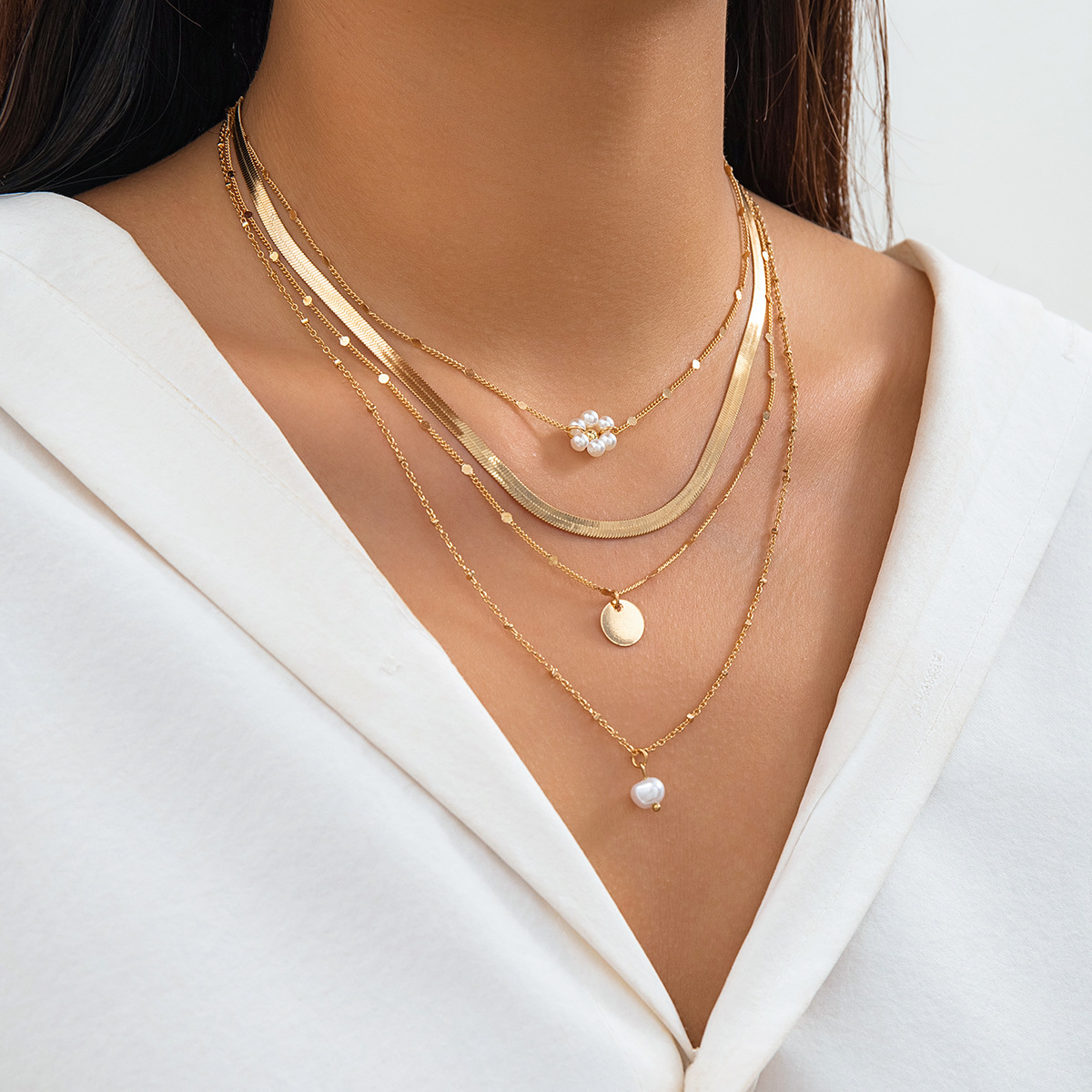European and American simple plain circle smooth surface individual round tube necklace, versatile and layered metal style snake bone chain necklace accessory Application Scenario
