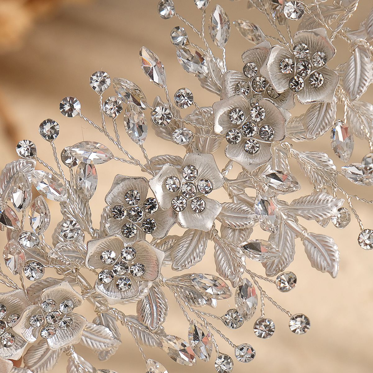 Amazon's new bride accessories: handcrafted floral hair bands, European and American wedding headwear, alloy leaf rose hair bands Application Scenario