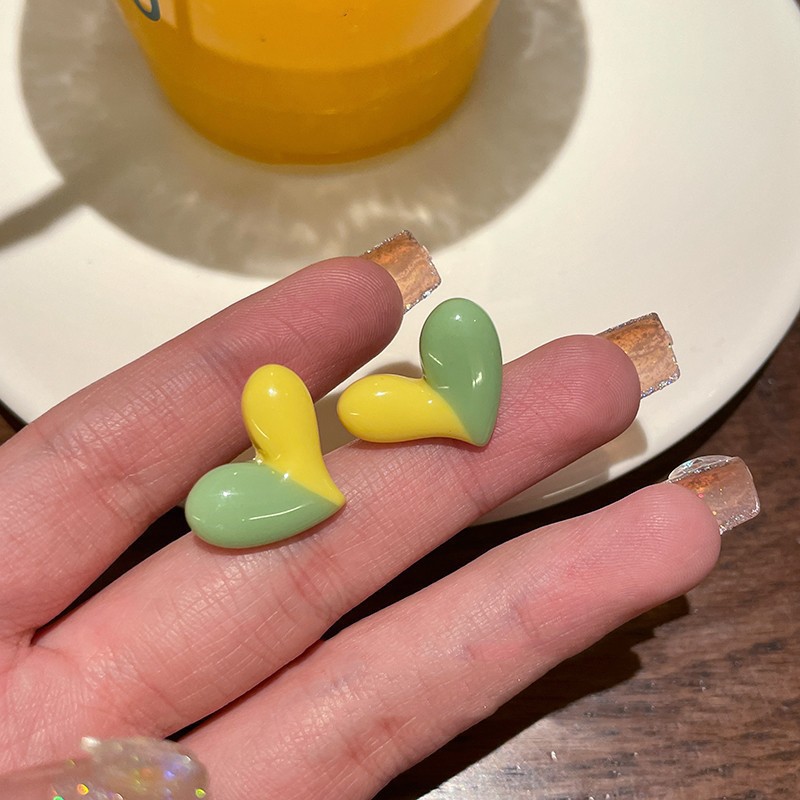Oh no, my heart is fluttering! The color-blocking heart-shaped stud earrings are a new, niche, sweet, fashionable and versatile summer design for women in 2025 Application Scenario
