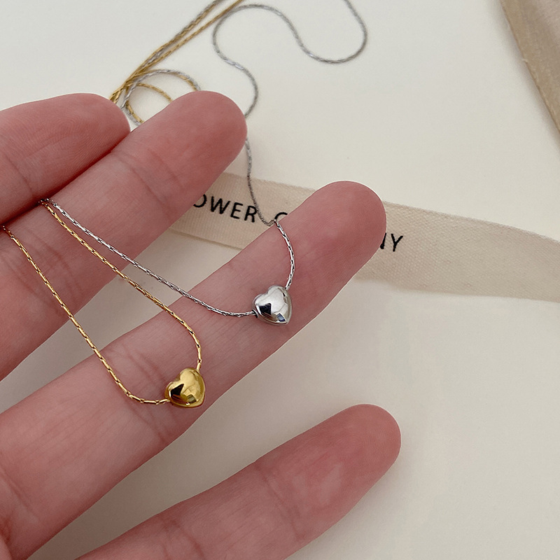 A small golden heart-shaped necklace for women with an ins style. It features a niche collarbone chain design that is simple and versatile, giving off a summer vibe details Picture