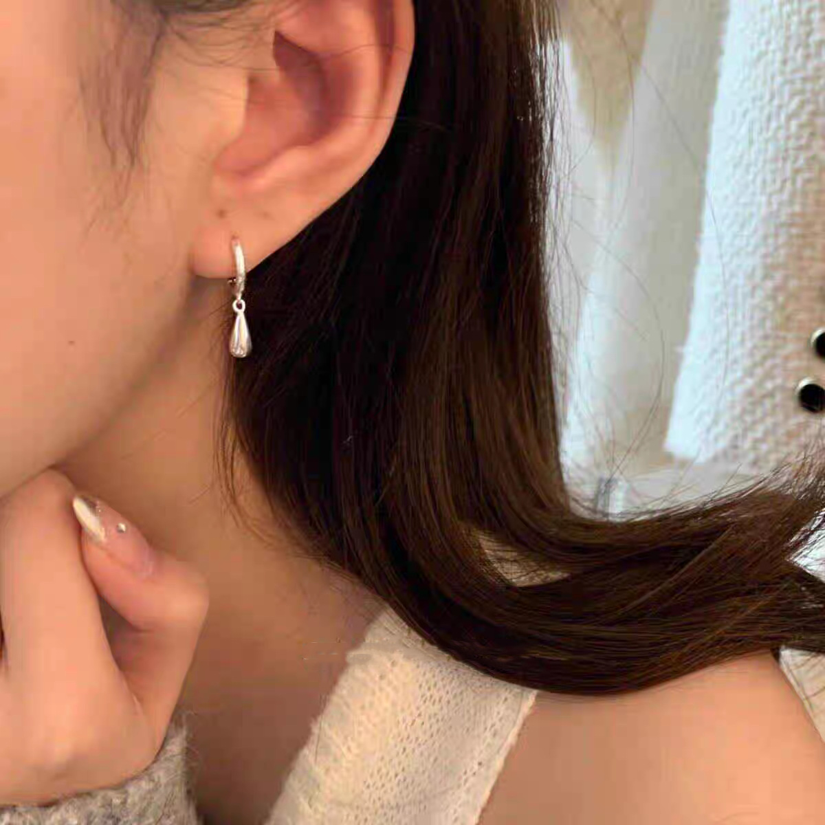 Water drop pendant ear buckles are simple and versatile for women's daily commuting. They are personalized earrings and earrings with a French cool style and a high-quality stud Specification drawing